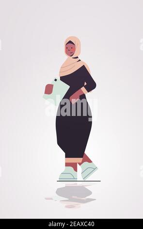 donna d'affari musulmana africana che tiene il pc della tavoletta riuscita donna araba d'affari concetto di leadership in piedi - lavoratore di ufficio femminile a lunghezza intera verticale illustrazione vettoriale Illustrazione Vettoriale