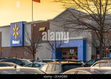 Negozio Walmart al tramonto a Snellville, Georgia, vicino ad Atlanta. (STATI UNITI) Foto Stock