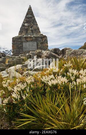 Monte Cook Alpine Memorial, costruito per commemorare gli scalatori morti nelle montagne del Parco Nazionale del Monte Cook Foto Stock