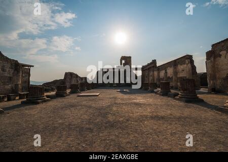 Le antiche rovine romane di Pompei, nei pressi di Napoli; città storica dell'Italia meridionale, sepolta dall'eruzione del Vesuvio del 79 d.C. Foto Stock