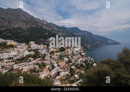 Vista sul paese di Positano, adagiato sulla scogliera della Costiera Amalfitana, con vista sul Mar Tirreno. Foto Stock