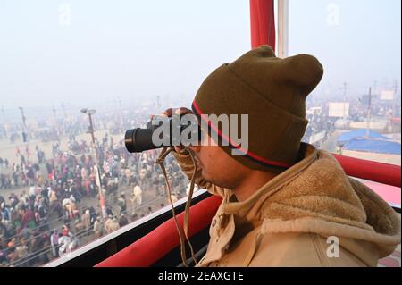 Prayagraj, Uttar Pradesh, India. 11 Feb 2021. Prayagraj: Un poliziotto tiene la veglia come devotee prendendo tuffo santo a Sangam, la confluenza del fiume Ganga, Yamuna e mitologico Saraswati in occasione del festival di Mauni Amavasya durante il festival di Math Mela in corso a?Prayagraj giovedì 11 febbraio 2020. Credit: Prabhat Kumar Verma/ZUMA Wire/Alamy Live News Foto Stock