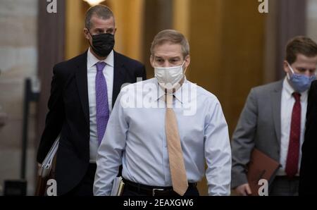 Washington, Stati Uniti. 10 Feb 2021. Il rappresentante degli Stati Uniti Jim Jordan (repubblicano dell'Ohio), a sinistra, attraversa la Capitol Rotunda fino alla camera del Senato, per iniziare il secondo giorno del processo di impeachment del Senato dell'ex presidente Donald Trump al Campidoglio degli Stati Uniti a Washington, DC, USA, mercoledì 10 febbraio 2021. Photo by Rod Lamkey/CNP/ABACAPRESS.COM Credit: Abaca Press/Alamy Live News Foto Stock