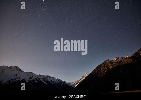 Stellato, notte di luna piena su Aoraki Mt Cook, Mt Sefton e Mt Wakefield, Mt Cook National Park Foto Stock