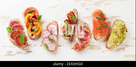 Le tradizionali tapas spagnole di Brushetta. Antipasti, antipasti italiani, spuntini. Vista dall'alto in piano Foto Stock