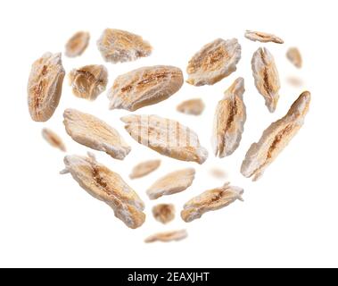 Fiocchi di avena asciutti a forma di cuore uno sfondo bianco Foto Stock