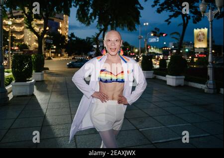 Una persona di Queer Asiatico che indossa un medico uniforme bianca con gli articoli di colore arcobaleno per protestare contro la discriminazione dei membri della comunità LGBTQ. Foto Stock