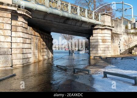 Alluvione del fiume Senna con Pont Bir-Hakeim nel Sfondo a Parigi Foto Stock