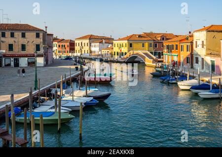 Murano, Venezia, Italia, 2020 settembre. Una piccola barca a vela su un tipico canale dell'isola di Murano Foto Stock