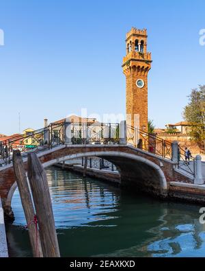 Veduta di Murano con la Torre dell'Orologio e un ponte pedonale, Italia Foto Stock