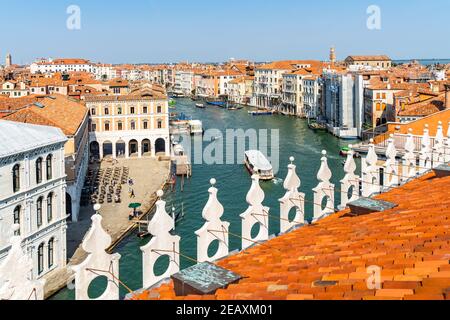 Vista sul Canal Grande dalla terrazza panoramica del Fondaco dei Tedeschi, Venezia, Italia Foto Stock