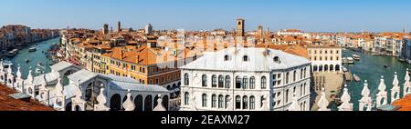Panorama a 180 gradi del Canal Grande e dello skyline di Venezia dalla terrazza del Fondaco dei Tedeschi, Venezia, Italia Foto Stock