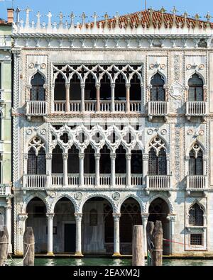 Facciata della CA d'Oro (in italiano "Casa d'Oro" o "Palazzo Santa Sofia) che si affaccia sul Canal Grande, Venezia, Italia Foto Stock