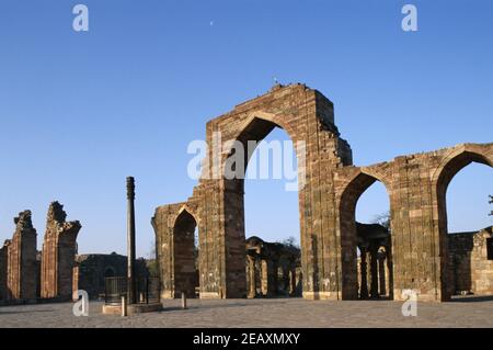 Asia, India, Uttar Pradesh, Delhi, rovine della Moschea del Qutb Minar e il Gupta pilastro di ferro Foto Stock