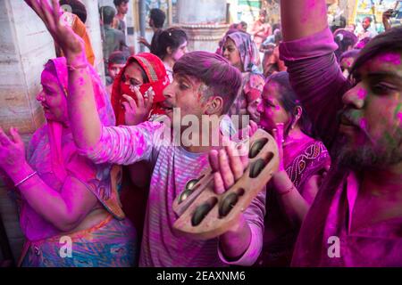 Jodhpur, rajastha, india - 20 marzo 2020: La gente indiana che balla celebrando il festival holi, faccia coperta di polvere colorata. Foto Stock