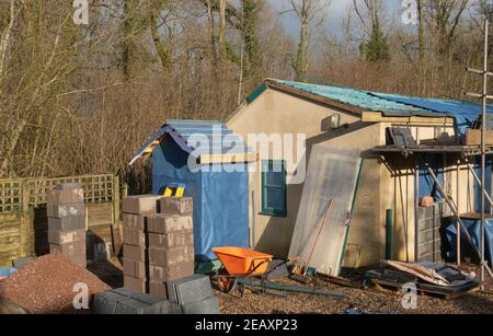 Sostituzione del tetto di un edificio con piastrelle di ardesia in un cantiere in Devon Rurale, Inghilterra, Regno Unito Foto Stock