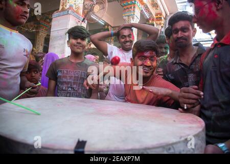 Jodhpur, rajastha, india - 20 marzo 2020: La gente indiana gioca il tamburo durante la celebrazione del festival holid Foto Stock