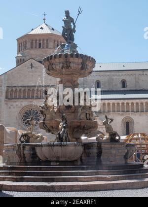 TRENTO, ITALIA - 1 GIUGNO 2019: fontana del nettuno e Duomo di trento nella piazza principale Foto Stock