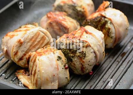 Chiocciole di filetto di maiale alla griglia sulla padella. Foto Stock