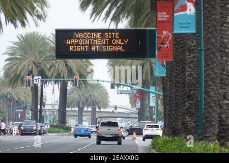 Un cartello direzionale su W. Katella Ave. Per il sito di vaccinazione di massa Super Point-of-Distribution Coronavirus COVID-19 in un parcheggio Disneyland, mercoledì Foto Stock