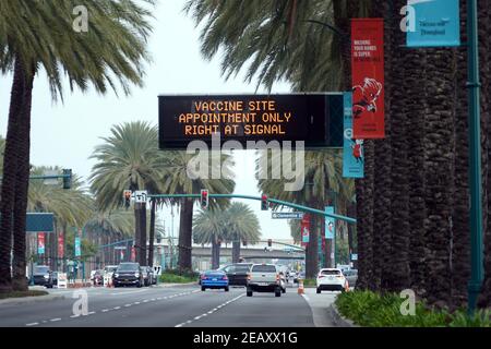 Un cartello direzionale su W. Katella Ave. Per il sito di vaccinazione di massa Super Point-of-Distribution Coronavirus COVID-19 in un parcheggio Disneyland, mercoledì Foto Stock