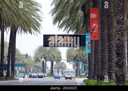 Un cartello direzionale su W. Katella Ave. Per il sito di vaccinazione di massa Super Point-of-Distribution Coronavirus COVID-19 in un parcheggio Disneyland, mercoledì Foto Stock