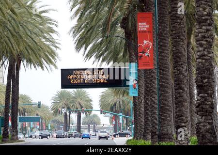 Un cartello direzionale su W. Katella Ave. Per il sito di vaccinazione di massa Super Point-of-Distribution Coronavirus COVID-19 in un parcheggio Disneyland, mercoledì Foto Stock