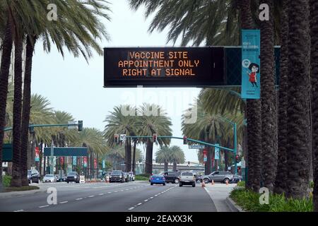 Un cartello direzionale su W. Katella Ave. Per il sito di vaccinazione di massa Super Point-of-Distribution Coronavirus COVID-19 in un parcheggio Disneyland, mercoledì Foto Stock