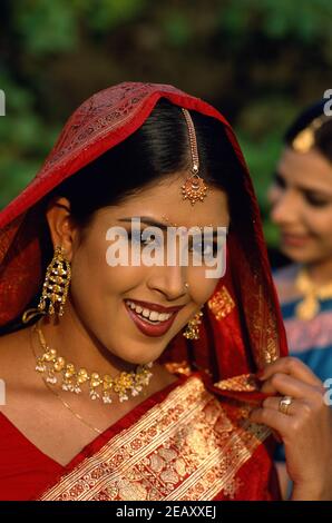 Asia, India, Mumbai, modello rilasciato ritratto di una bella donna indiana sorridente indossando il tradizionale abito sari Foto Stock