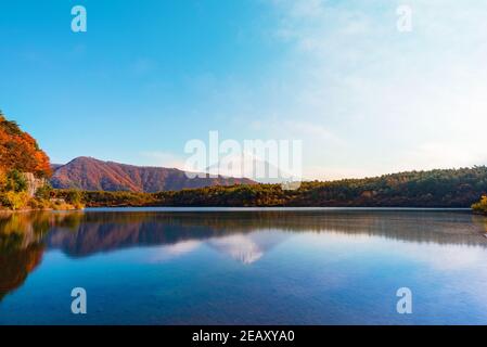 Splendido scenario del lago Saiko e della montagna Fuji in autunno In Giappone Foto Stock