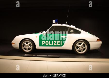 Polizia tedesca bianca e verde, polizei, auto in mostra al museo Porsche di Stoccarda, Germania. Foto Stock