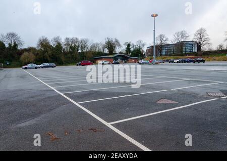 Chester; Regno Unito: 29 gennaio 2021: Il parcheggio Little Roodee Car, pullman e camion è molto tranquillo su un umido Venerdì pomeriggio durante il blocco a causa della pandemia co Foto Stock