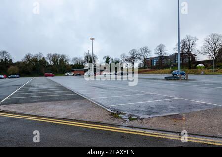 Chester; Regno Unito: 29 gennaio 2021: Il parcheggio Little Roodee Car, pullman e camion è molto tranquillo su un umido Venerdì pomeriggio durante il blocco a causa della pandemia co Foto Stock