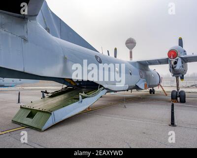 Aereo croato AN-32b presso la base aerea di Pleso Foto Stock