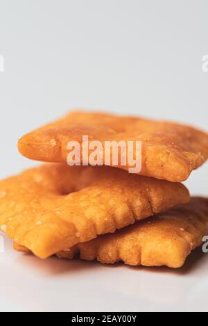 Un macro shot di tre gustosi cracker di formaggio Foto Stock