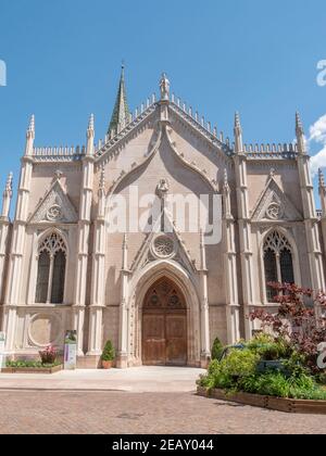 TRENTO, ITALIA - 1 GIUGNO 2019: Facciata in marmo della chiesa di san pietro Foto Stock