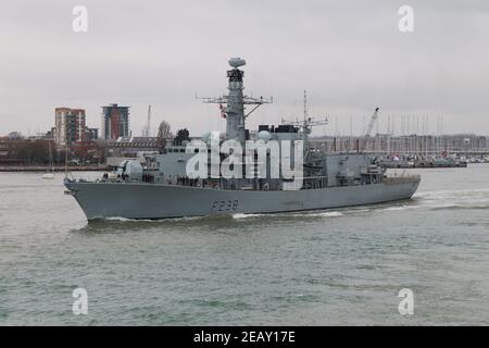 La HMS Northumberland lascia il porto con i delegati del 2019 Maritime Conferenza sul potere di combattimento avviata Foto Stock