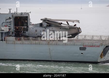 Un elicottero AgustaWestland Merlin HM.2 sul ponte di volo di La Royal Navy Type 23 di Plymouth, fregata HMS Northumberland come lascia il porto Foto Stock