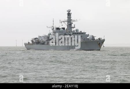 La Royal Navy Type 23 di Plymouth, fregata HMS Northumberland (F238) in prossimità del porto di Portsmouth Foto Stock