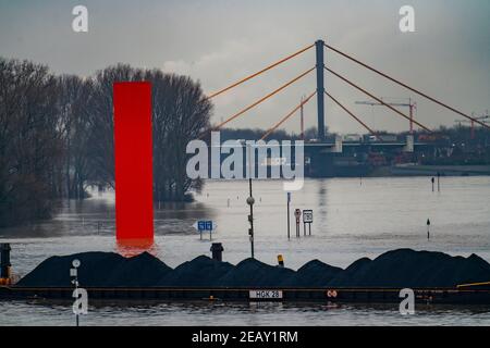 Inondazioni del Reno, Duisburg-Ruhrort, inondazioni, ponte Neuenkamp sul Reno dietro, A40, scultura arancione Reno alla foce della Ruhr, carbone fr Foto Stock