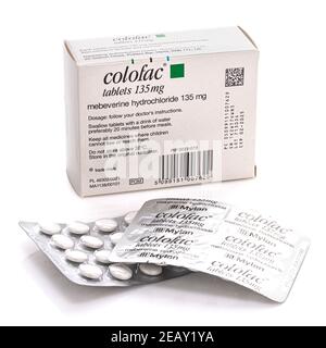 SWINDON, UK - 11 FEBBRAIO 2021: Confezione di colofac mebeverine cloridrato compresse antispasmodiche per il trattamento della sindrome dell'intestino irritabile e altre in Foto Stock