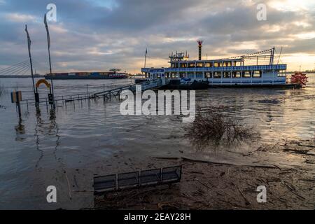 Alluvione del Reno, lungofiume a Wesel, alcune delle acque del fiume che già si riversano sui sentieri, molo della barca escursione River Lady, W. Foto Stock