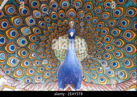 Porta ornata nel cortile di Peacock all'interno del Palazzo della Città Complesso Jaipur Rajasthan India Foto Stock