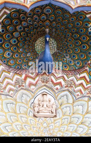 Porta ornata nel cortile di Peacock all'interno del Palazzo della Città Complesso Jaipur Rajasthan India Foto Stock