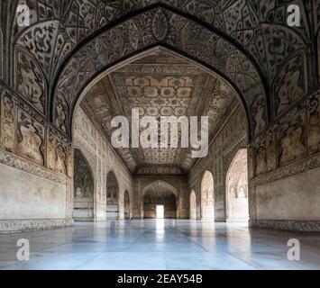 Agra Fort royal palace architettura interni con parete di intricati artwork e intagli. Agra Fort è un sito Patrimonio Mondiale dell'UNESCO Foto Stock