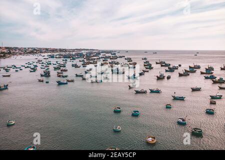 Ciò che a molti barca su questa spiaggia, Mui Ne, Vietnam. In una giornata di sole nel sud del Vietnam, la folla di barche di pescatori tornando da piscatory aspettando Foto Stock