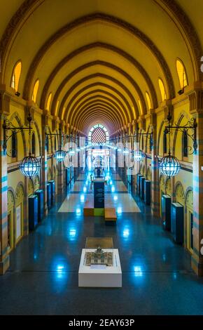 SHARJAH, Emirati Arabi Uniti, 24 OTTOBRE 2016: Interno del Museo della civiltà islamica situato all'interno dell'ex edificio del souq a Sharjah, Emirati Arabi Uniti Foto Stock