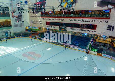 DUBAI, Emirati Arabi Uniti, 26 OTTOBRE 2016: Vista di un anello di ghiaccio all'interno del centro commerciale Dubai negli Emirati Arabi Uniti Foto Stock