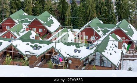 Bukovel, Ucraina 3 febbraio 2019: Complessi alberghieri a Bukovel, paesaggio invernale e ricreazione in the Mountains.New Foto Stock