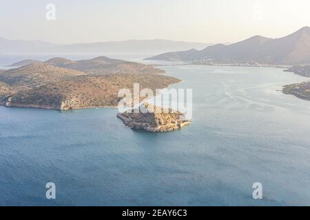 Vista aerea dal drone di idilliaco mare con piccola isola mediterranea. Foto Stock